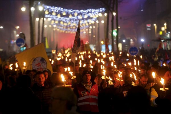 Descente aux flambeaux contre la réforme des retraites, à l'appel de la CGT, sur la Canebière à Marseille