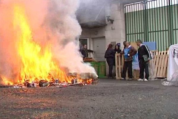 Manifestation des surveillants devant la prison d'Orléans - 6 mai 2014  