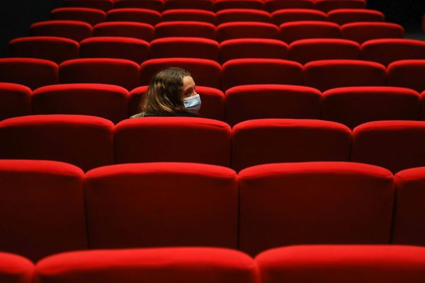 Les salles de cinéma, qui n'avaient pas retrouvé leur fréquentation habituelle cet été, restent fermés 3 semaines de plus. 