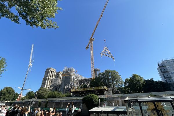 Grutage de la première ferme de charpente de Notre-Dame.