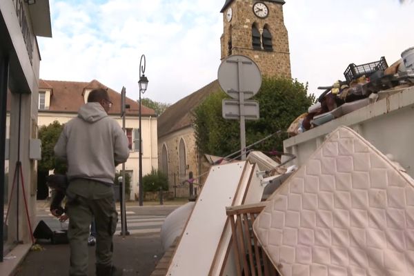 Dans la rue, les habitants de Saint-Rémy-lès-Chevreuse (Yvelines) entassent les meubles désormais inutilisables