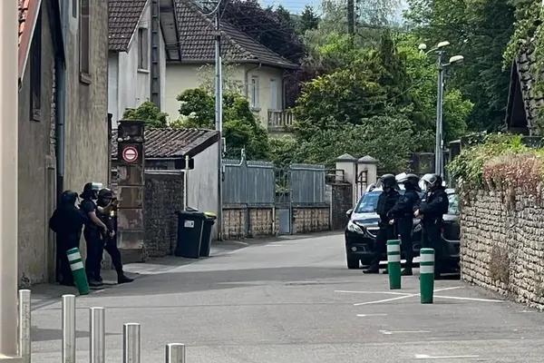 Des forces de l'ordre s'apprêtent à arrêter un homme soupçonné d'avoir utilisé une arme à feu dans le centre-ville d'Héricourt (Haute-Saône), le 25 mai 2024.