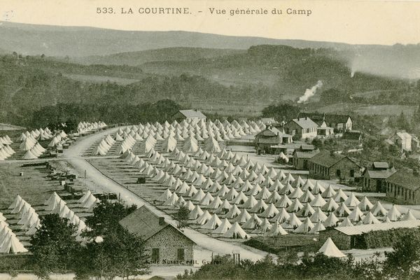 Le camp de La Courtine, dans ses premiers années, a atteint une superficie de 7 000 ha, faisant de lui le plus grand camp d'instruction français.