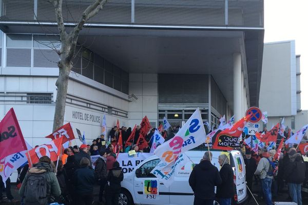 Pour la deuxième fois en quinze jours, mardi 11 février, à Clermont-Ferrand, une manifestation de soutien à des syndicalistes a été organisée devant le commissariat.