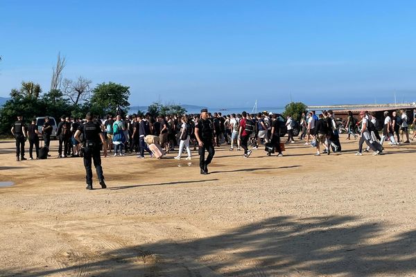 Les forces de l'ordre tentent de garder les supporters marseillais sur la plage du Ricanto jusqu'au début de la rencontre.