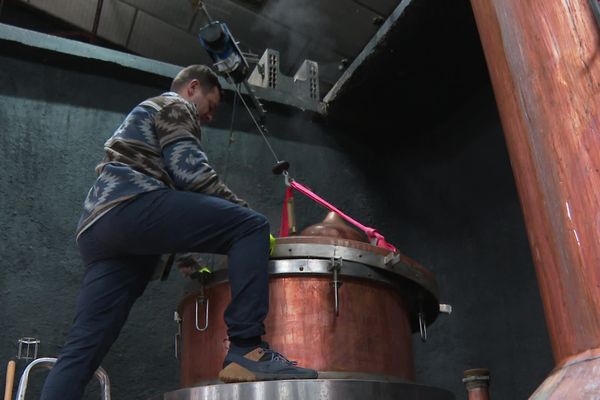 La distillerie de Benoît Garcia se situe à 20 kilomètres de Carcassonne.