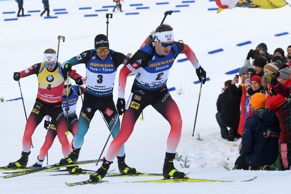 Le Jurassien Quentin Fillon Maillet (dossard n°3) pendant la poursuite de 12,5 kilomètres, au Grand-Bornand, ce samedi 21 décembre 2019. 