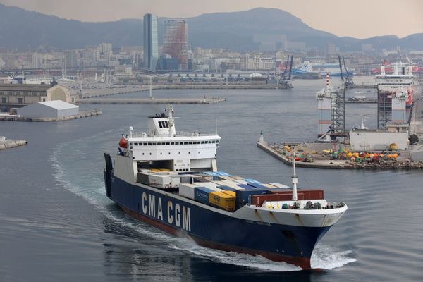 Disposant de quelque 580 navires, la CMA CGM dont le siège est à Marseille a réalisé en 2021 un bénéfice net spectaculaire proche des 18 milliards de dollars pour un chiffre d'affaires de 56 milliards, profitant à plein de l'explosion des prix du fret maritime.