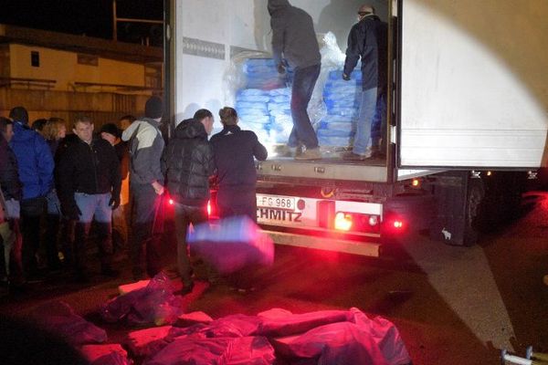 Des éleveurs de porcs ont vidé un chargement de dindes d'un camion Lituanien à Brennilis dans le Finistère, lors d'une opération de contrôle de l'origine de la viande - 8/03/2015