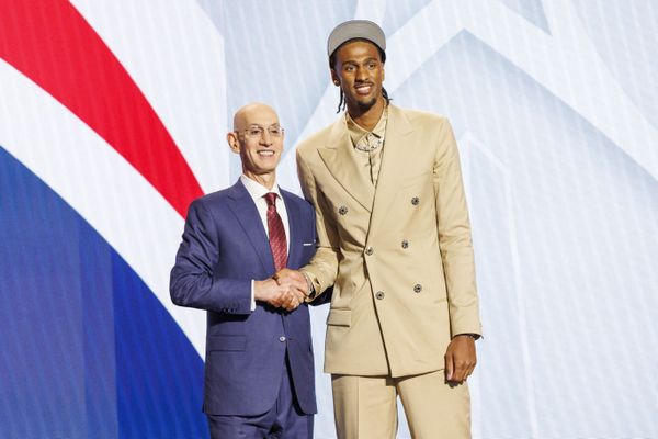 Alexandre Sarr a été sélectionné en seconde position juste derrière un autre Français, Zaccharie Risacher. Un doublé inédit dans l'histoire du basket français.