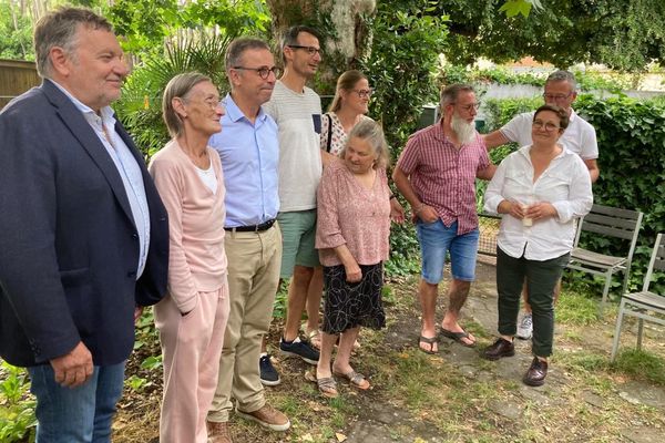 Le maire de Bordeaux, Pierre Hurmic avec l'association Des jardins des voisins et les locataires du 9 rue Faidherbe, sauvé de la destruction grâce à la préemption du terrain par la mairie.