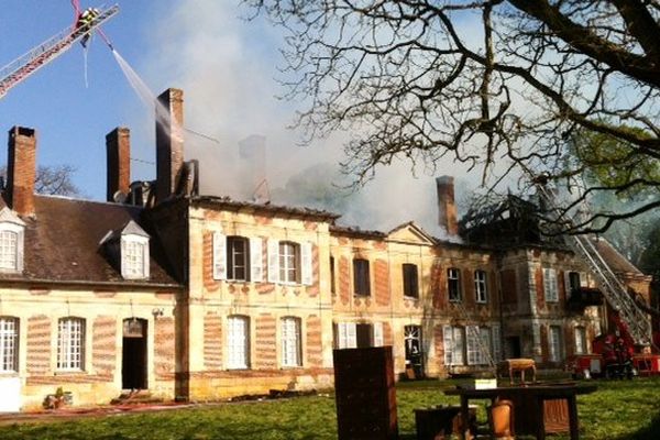 Le feu a été circonscrit à l'aile centrale, mais la toiture est détruite et le premier étage fortement touché.