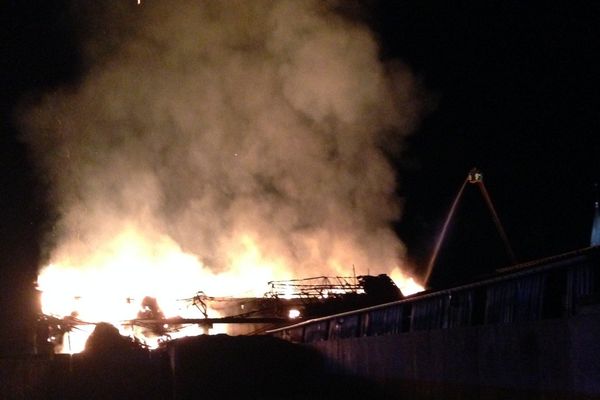 12 000 tonnes de fourrage ont brûlé dans l'incendie de ce bâtiment agricole