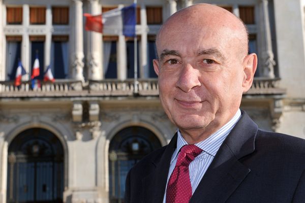  Claude Malhuret, photographié devant la mairie de Vichy en 2014