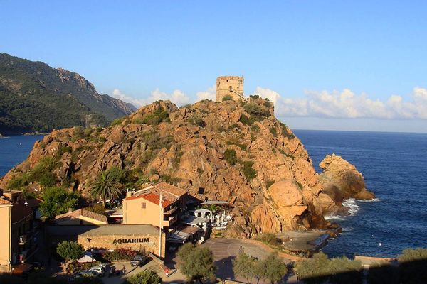 La tour génoise de Porto, ou Porto di Sia, surveille l'accès au creux du Golfe de Porto