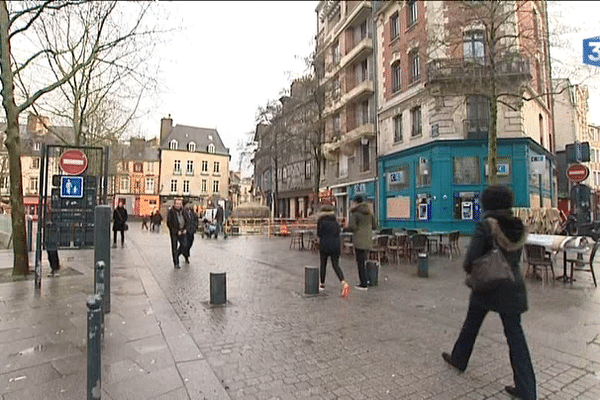 L'installation de caméras de sécurité a permis de faire baisser la délinquance place Saint-Anne, à Rennes (35). L'accroissement de leur nombre est envisagé par les candidats aux municipales afin de sécuriser d'autres quartiers de la ville.