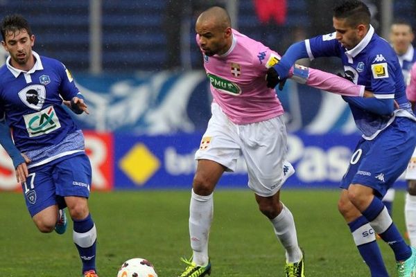 Comme ses coéquipiers, le défenseur Haut-Savoyard Aldo Angoula a eu bien du mal à se frayer un chemin sur la pelouse de Bastia. Les Roses sont éliminés de la Coupe de France dès leur entrée dans la compétition. 