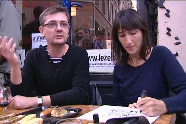 Charb, directeur de publication de Charlie Hebdo, le 20 octobre 2012, lors d'une séance de dédicace à Lyon. (à ses côtés, Catherine, dessinatrice à Charlie Hebdo)