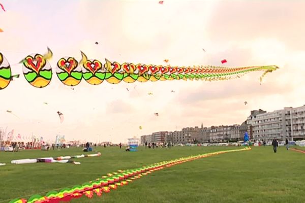 Le festival du cerf-volant de Dieppe revient après 4 années d'absence. Il durera 9 jours avec aussi de belles soirées au soleil couchant.