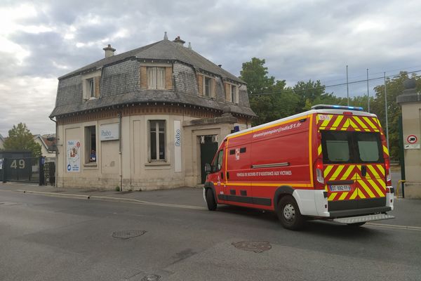 Un camion des pompiers à proximité des lieux de l'incident.