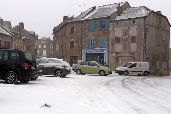 Châteauneuf-de-Randon - la neige ce mercredi matin a fait son retour en Lozère - 26 février 2020.