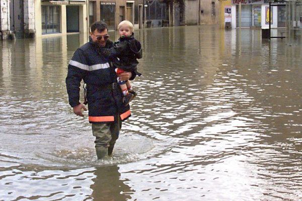 La rivière de la Loue inonde la place principale d'Ornans le 22 février 1999