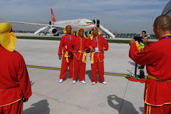 Des danseurs chinois devant un A330 lors de l'inauguration en septembre 2017 du centre de finition de Tianjin