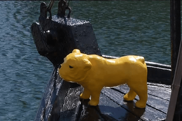 Le chien jaune, la mascotte du salon du polar du Concarneau