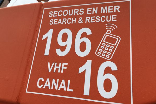 Les numéros d'appel pour les secours en mer : 196 depuis un portable, canal 16 à la VHF