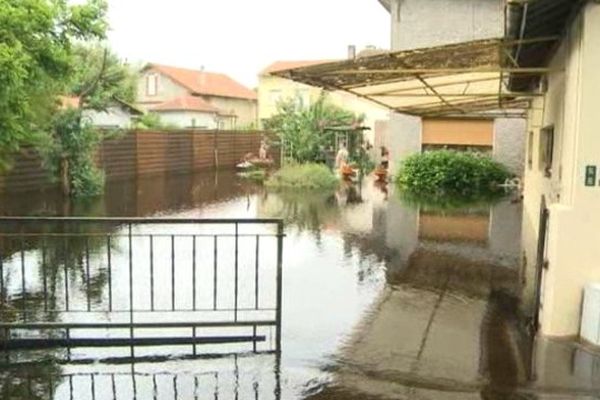 Les Luots et les Luottes ont été surpris par la montée des eaux, les eaux quittent leurs lits et envahissent les maisons comme ici à Lüe.