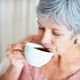 Deux à quatre tasses de café par jour pourraient prévenir la maladie d'Alzheimer, selon une nouvelle étude de chercheurs et chercheuses lillois.