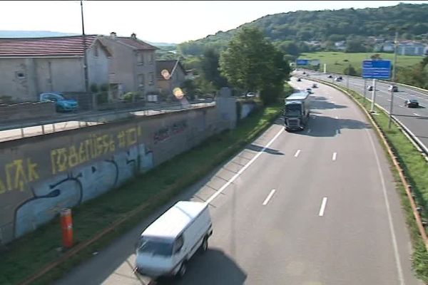 Sans mur antibruit, c'est "l'enfer" selon les habitants de Champigneulles qui "cohabitent" avec 80 000 véhicules chaque jour.