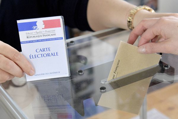 Élections législatives 2024 : un électeur dépose son bulletin de vote dans l'urne