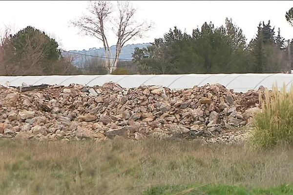 Des tonnes de gravats déposés sur ce terrain agricole du Plan de La Garde.