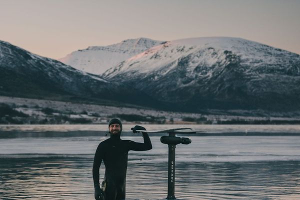 Aurélien Delahaye est le premier Homme a avoir surfé sous les aurores boréales. Il a réalisé cet exploit en novembre 2022