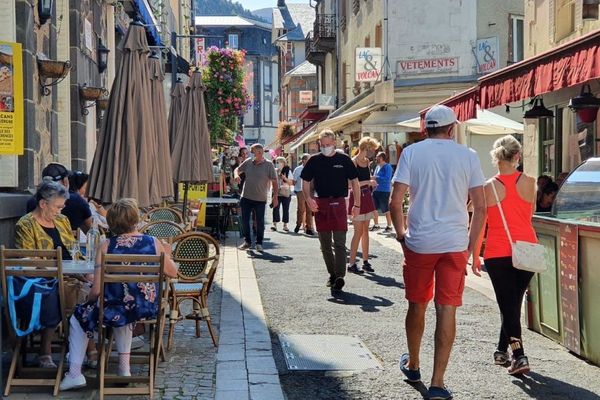 Au Mont-Dore, les rues ne désemplissent pas en ce mois de septembre. L'été a été particulièrement bénéfique pour les commerçants du massif du Sancy.