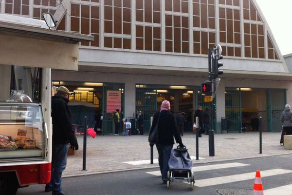 Les commerçants arrivaient mieux à se prémunir du froid lorsqu'ils étaient installés à l'extérieur du marché