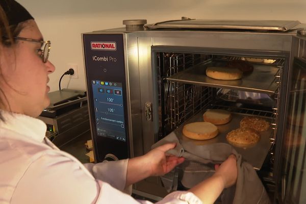 Jessy, travailleuse porteuse de handicap, est en charge de la préparation de la restauration rapide au café Le Repère, à Iteuil (Vienne).