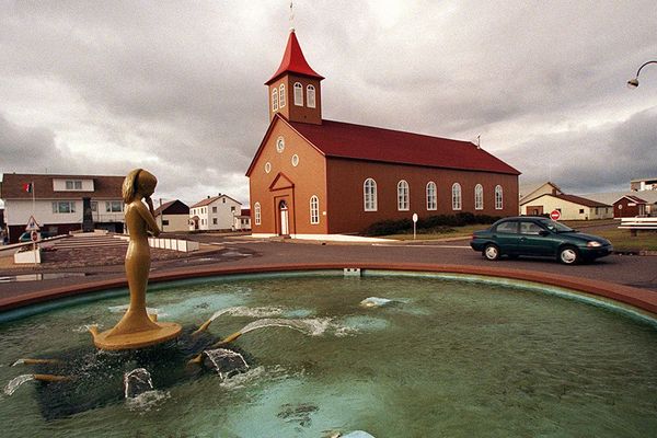 La  place centrale de Miquelon avec au fond l'église des Ardilliers