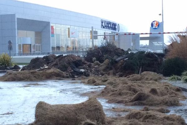 L'entrée du Leclerc de Saint-Grégoire obstruée par de la paille et des pneus