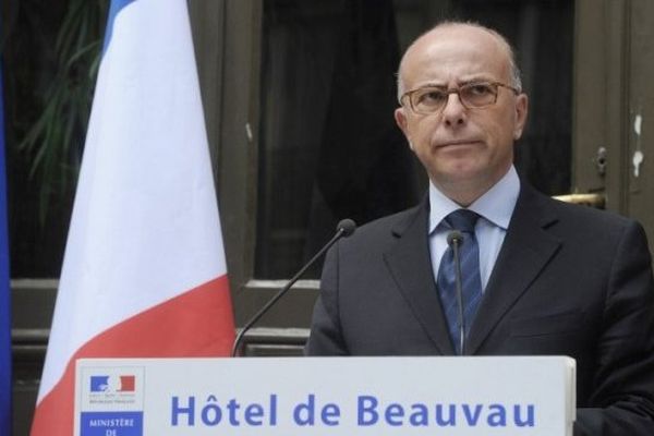 Le ministre de l'intérieur Bernard Cazeneuve annonçant ce samedi la suspension du brigadier soupçonné dans l'affaire de la cocaïne volée