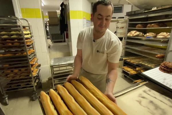 Première fournée de baguettes pour la boulangerie de deux frères jumeaux qui relèvent le défi d'une ouverture de commerce, malgré la crise énergétique à  Calan (56)