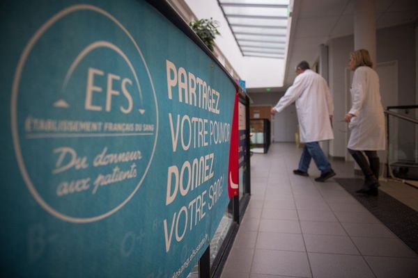 En France, les réserves de sang n'ont jamais été aussi basses depuis 10 ans. À tel point que le président de l'Établissement Français du Sang appelle à donner son sang "d'urgence".