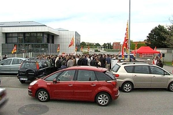 Manifestation des salariés d'Euriware, ce mardi matin à Equeurdreville, dans la Manche