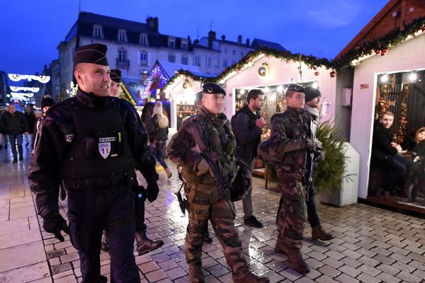 Une patrouille mixte de policiers et de militaires sur le marché de Noël de Nancy en décembre 2022.