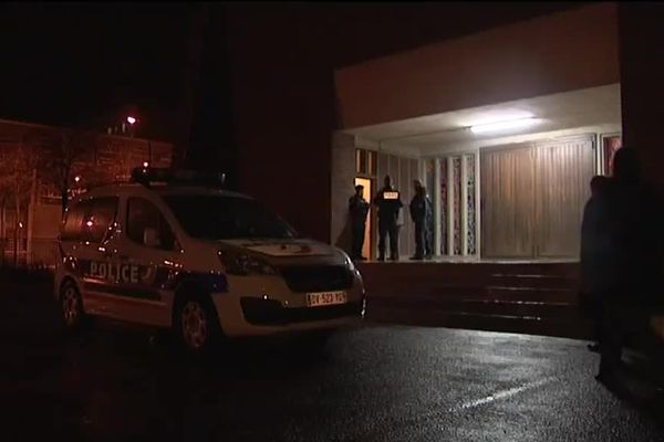 Une patrouille de police devant l'église sainte-Thérèse d'Amiens, vendredi 24 décembre, au moment de la messe de minuit.