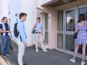 Alexis croise les doigts et espère prendre un appartement près son université.