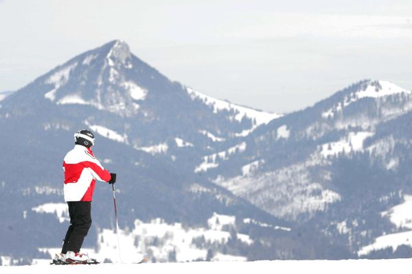 Un skieur sur les pistes de Métabief.