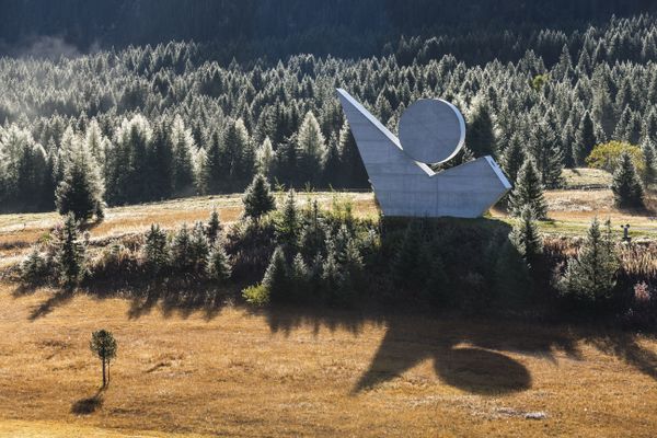 Le monument national de la résistance trône sur le plateau des Glières, en Haute-Savoie, en hommage au combat des maquisards.