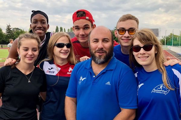 Il n'existe qu'un seul pôle espoirs handisport en région Centre-Val de Loire et sa spécialité, l'athlétisme, est unique  en France.